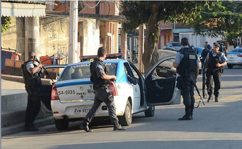 巴西里约热内卢警方与毒贩枪战居民取消夜间活动