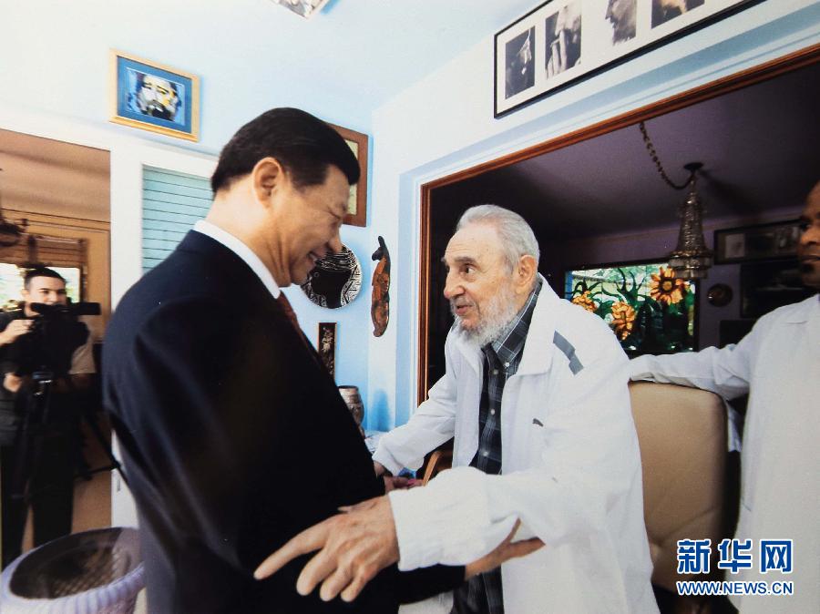 当地时间7月22日,国家主席习近平在哈瓦那亲切探望古巴革命领袖菲德尔·卡斯特罗。 新华社发 当地时间7月22日,国家主席习近平在哈瓦那亲切探望古巴革命领袖菲德尔·卡斯特罗。 新华社发