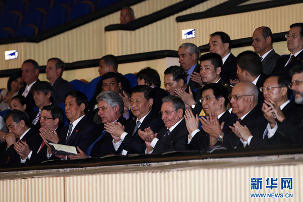 出当地时间7月22日,国家主席习近平在哈瓦那与古巴国务委员会主席兼部长会议主席劳尔·卡斯特罗共同观看中古芭蕾舞联合演出。新华社记者李学仁摄 出当地时间7月22日,国家主席习近平在哈瓦那与古巴国务委员会主席兼部长会议主席劳尔·卡斯特罗共同观看中古芭蕾舞联合演出。新华社记者李学仁摄