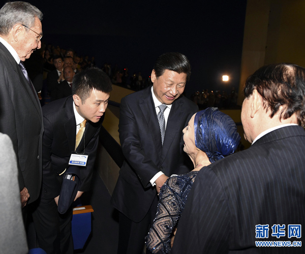 当地时间7月22日,国家主席习近平在哈瓦那与古巴国务委员会主席兼部长会议主席劳尔·卡斯特罗共同观看中古芭蕾舞联合演出。新华社记者李学仁摄 当地时间7月22日,国家主席习近平在哈瓦那与古巴国务委员会主席兼部长会议主席劳尔·卡斯特罗共同观看中古芭蕾舞联合演出。新华社记者李学仁摄