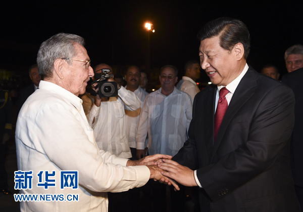 当地时间7月23日,国家主席习近平结束对古巴的访问,离开圣地亚哥,启程回国。这是古巴国务委员会主席兼部长会议主席劳尔·卡斯特罗到机场为习近平送行。新华社记者 李学仁 摄 当地时间7月23日,国家主席习近平结束对古巴的访问,离开圣地亚哥,启程回国。这是古巴国务委员会主席兼部长会议主席劳尔·卡斯特罗到机场为习近平送行。新华社记者 李学仁 摄