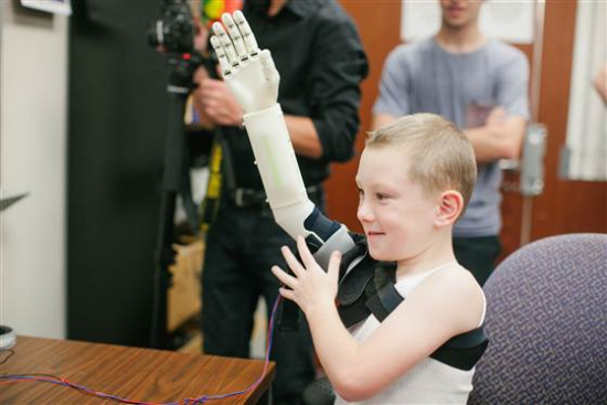 美国6岁男童安装3D打印义肢:便宜又好用(图)