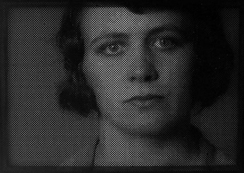 艺术家在画布上穿孔作画呈现黑白人物肖像(图)