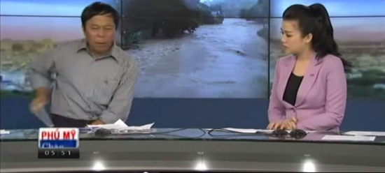 直播时铃声响记者豪迈摔手机面不改色继续播报