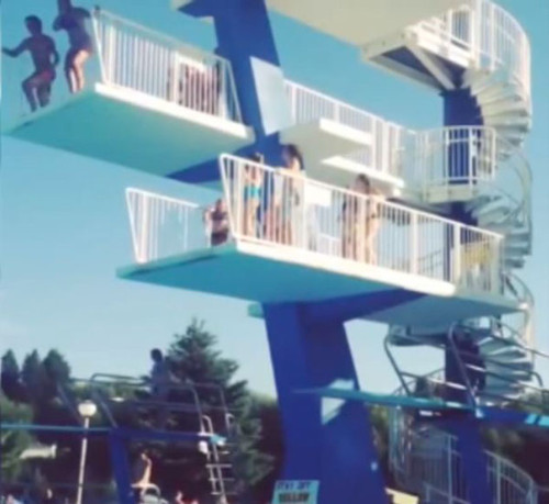 女子7米跳台跳水紧张最后时刻改主意被摔惨（图）