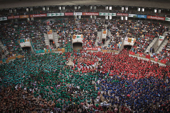 西班牙举行人肉金字塔大赛 搭的最高者获胜