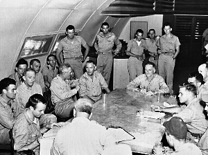 　　范柯克（圈中人物）当年参加战前准备会议。