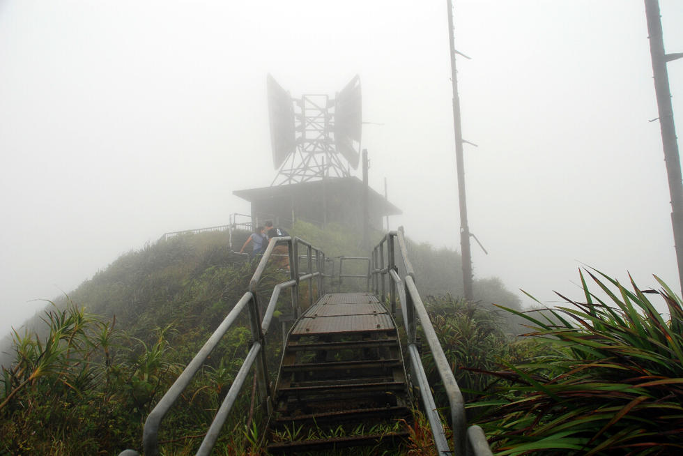 &ldquo;天 梯&rdquo;是1942年美军工程兵部队为建立海军通信站而建设的，当时美军用它在山谷两侧峭壁上架设天线电缆，连结山顶的天线与山谷中央的交流发电机。1950 年代海军基地撤守，由美国海岸防卫队接管，并于该地建立奥米加(Omega)导航系统，步道的阶梯与扶手由原来的木质材料改为金属材料。