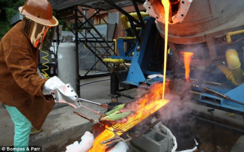 终极“吃货”:厨师借“人工火山”熔岩烤牛排