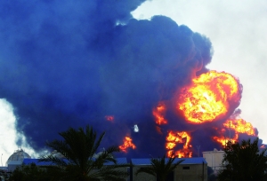 　　8月2日，利比亚首都的黎波里机场附近，武装冲突使一座储油罐燃起大火。新华社发