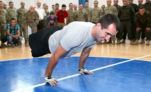 双腿截肢士兵身残志坚打破俯卧撑世界纪录（图）