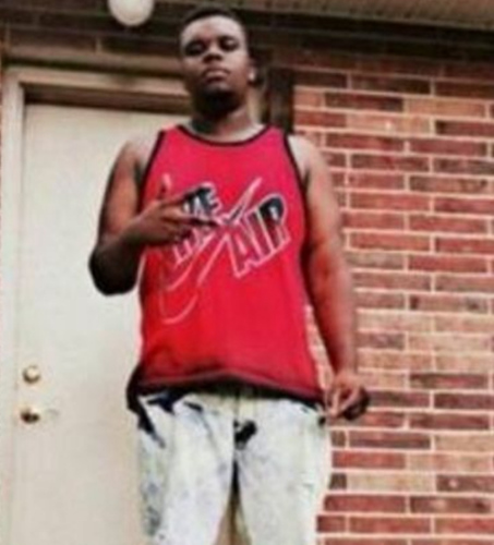 因争吵美国警察枪杀黑人青年当地民众强烈抗议