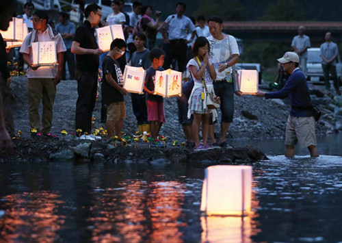日航巨无霸客机坠毁29周年家属放河灯纪念（图）