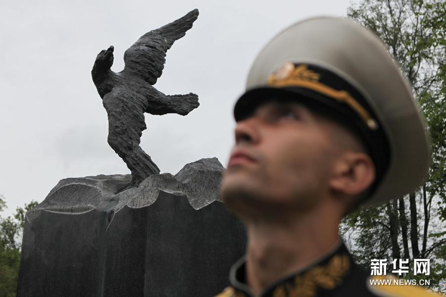 （国际）（4）俄罗斯纪念&ldquo;库尔斯克&rdquo;号核潜艇失事14周年