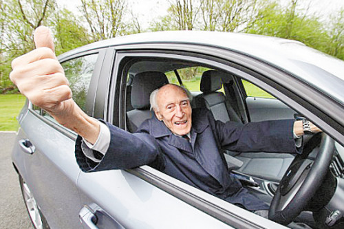 英国百岁老汉开车86年驾车总里程近100万英里