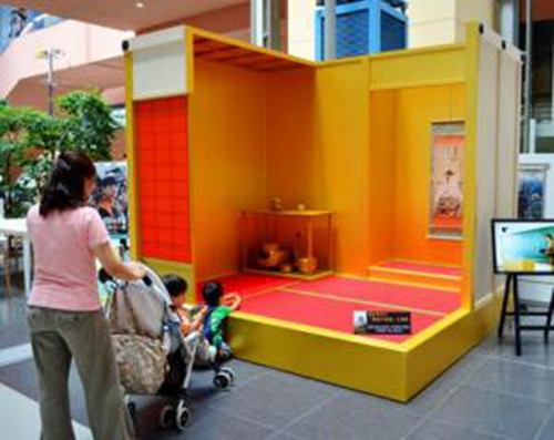 “黄金茶室”亮相日本机场墙壁茶具均为金色