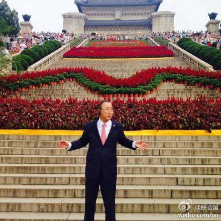 潘基文参观南京中山陵进内殿瞻仰大理石棺(图)