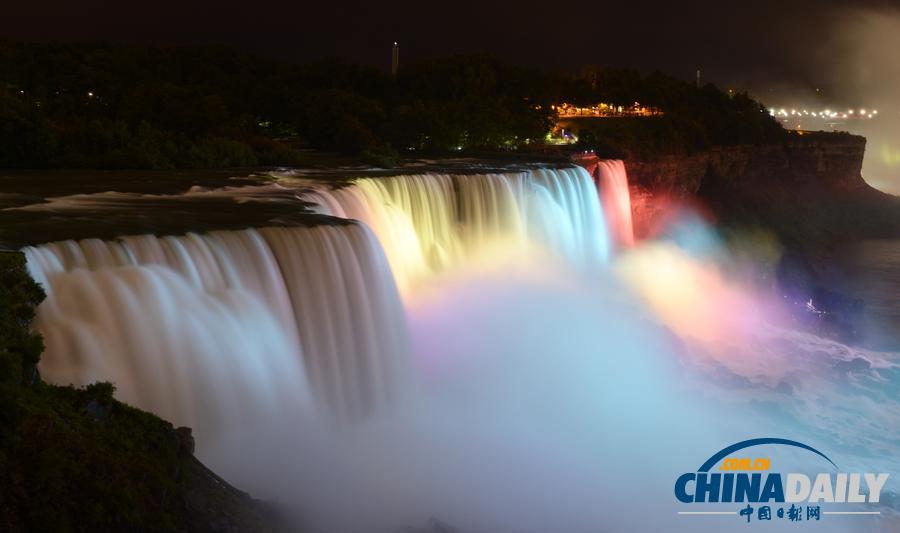 聚光灯下的尼亚加拉瀑布 七色水帘震撼游人