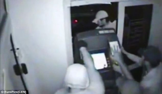 一伙笨贼偷搬ATM机动作太慢被抓现行成网络笑谈