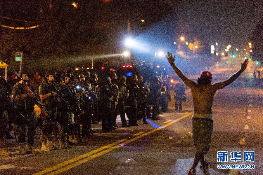 （国际）（4）弗格森民众的怒火&mdash;&mdash;目击美国弗格森地区街头抗议示威 