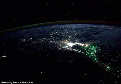 太空拍摄地球照现神奇绿光源头或是泰国渔船