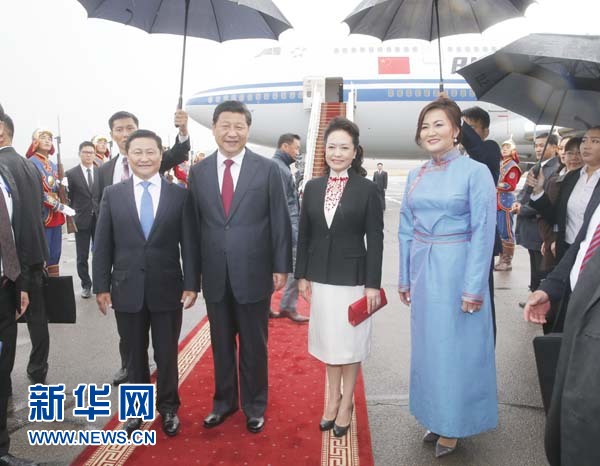 8月21日,国家主席习近平抵达乌兰巴托,开始对蒙古国进行国事访问。习近平和夫人彭丽媛在机场受到蒙古国总理阿勒坦呼亚格夫妇热情迎接。新华社记者鞠鹏摄 8月21日,国家主席习近平抵达乌兰巴托,开始对蒙古国进行国事访问。习近平和夫人彭丽媛在机场受到蒙古国总理阿勒坦呼亚格夫妇热情迎接。新华社记者鞠鹏摄
