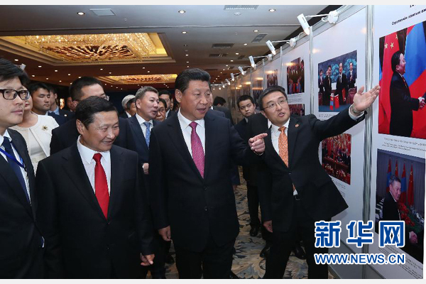 8月22日,国家主席习近平在乌兰巴托与蒙古国总理阿勒坦呼亚格共同出席中蒙经贸合作回顾展开幕式。 新华社记者 庞兴雷 摄 8月22日,国家主席习近平在乌兰巴托与蒙古国总理阿勒坦呼亚格共同出席中蒙经贸合作回顾展开幕式。 新华社记者 庞兴雷 摄