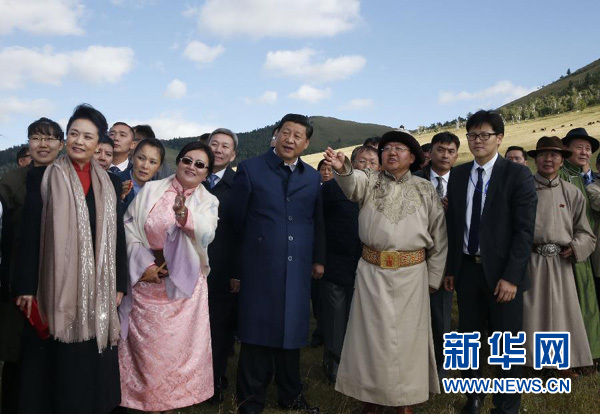 8月22日，国家主席习近平在蒙古国总统额勒贝格道尔吉陪同下前往乌兰巴托市郊观看那达慕。这是习近平和夫人彭丽媛同额勒贝格道尔吉夫妇观看表演。新华社记者 鞠鹏 摄