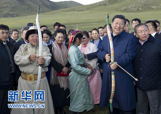 8月22日，国家主席习近平在蒙古国总统额勒贝格道尔吉陪同下前往乌兰巴托市郊观看那达慕。这是习近平与额勒贝格道尔吉一起弯弓搭箭。新华社记者 黄敬文 摄