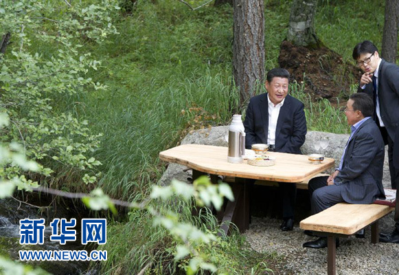 8月22日,国家主席习近平同蒙古国总统额勒贝格道尔吉在乌兰巴托市郊的总统官邸再次会晤。这是习近平同额勒贝格道尔吉会晤后在溪畔饮茶。新华社记者 黄敬文 摄 8月22日,国家主席习近平同蒙古国总统额勒贝格道尔吉在乌兰巴托市郊的总统官邸再次会晤。这是习近平同额勒贝格道尔吉会晤后在溪畔饮茶。新华社记者 黄敬文 摄