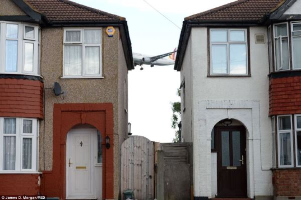 英国最吵的街道：每天数百架飞机从头上飞过