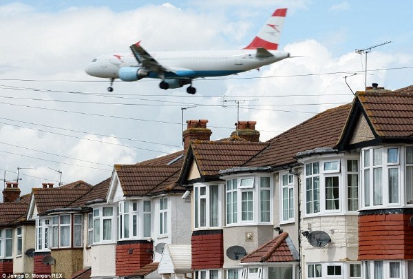 英国最吵的街道：每天数百架飞机从头上飞过
