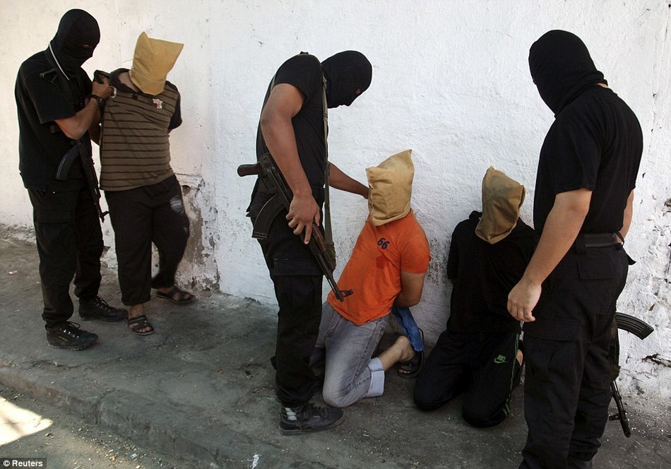 哈马斯公开处决7名以色列间谍组图