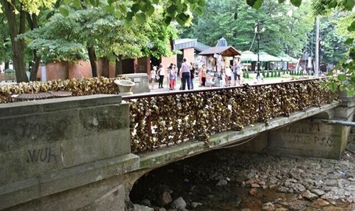 塞尔维亚爱情桥上挂南京锁：锁住爱情祈祷和平