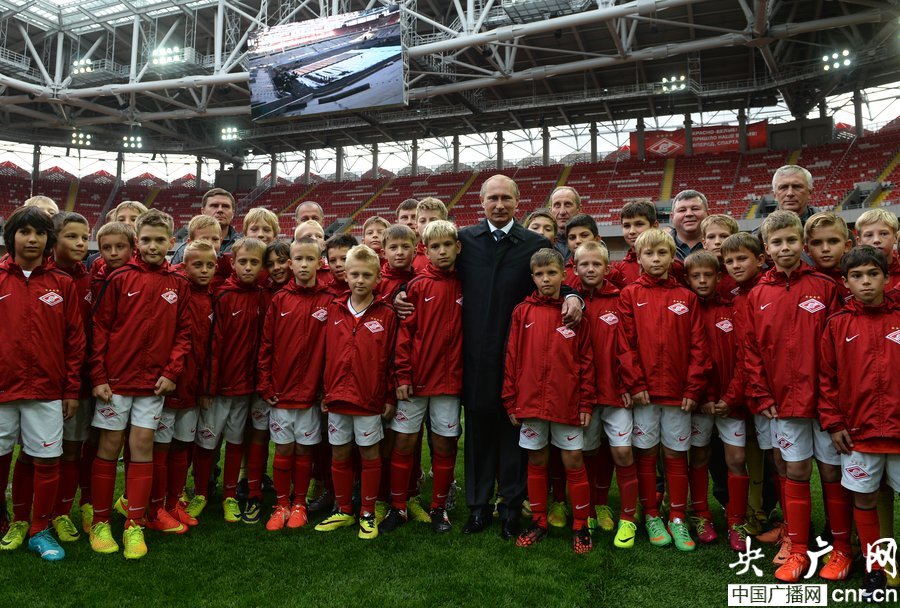 普京视察莫斯科新足球场 与小球员亲密互动(组