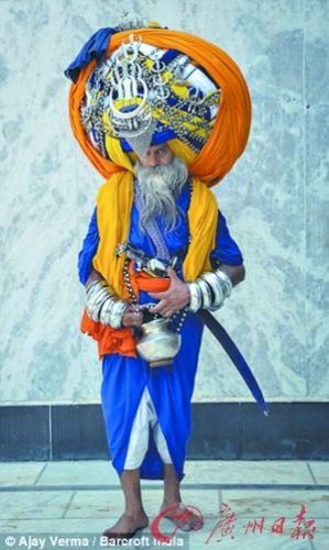 印六旬老人戴近百斤头巾称不戴自己不完整（图）