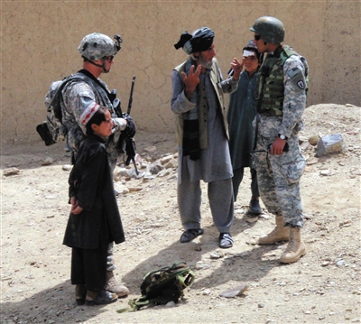 菲利普&middot;斯马克在阿富汗拍摄的图片中美军在与当地居民交涉。