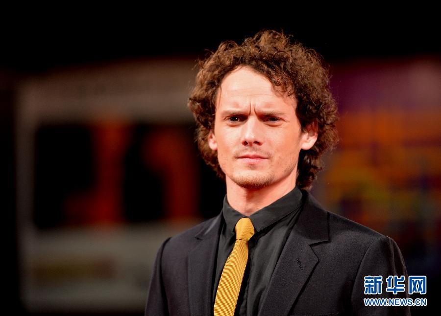 （国际）（2）威尼斯电影节：影片《埋葬前任》主创亮相首映式红毯