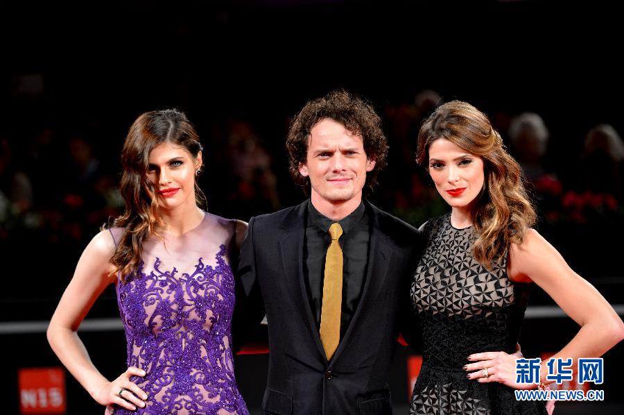 （国际）（1）威尼斯电影节：影片《埋葬前任》主创亮相首映式红毯