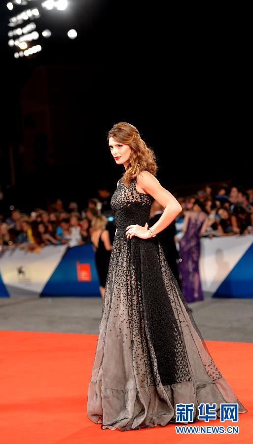 （国际）（5）威尼斯电影节：影片《埋葬前任》主创亮相首映式红毯