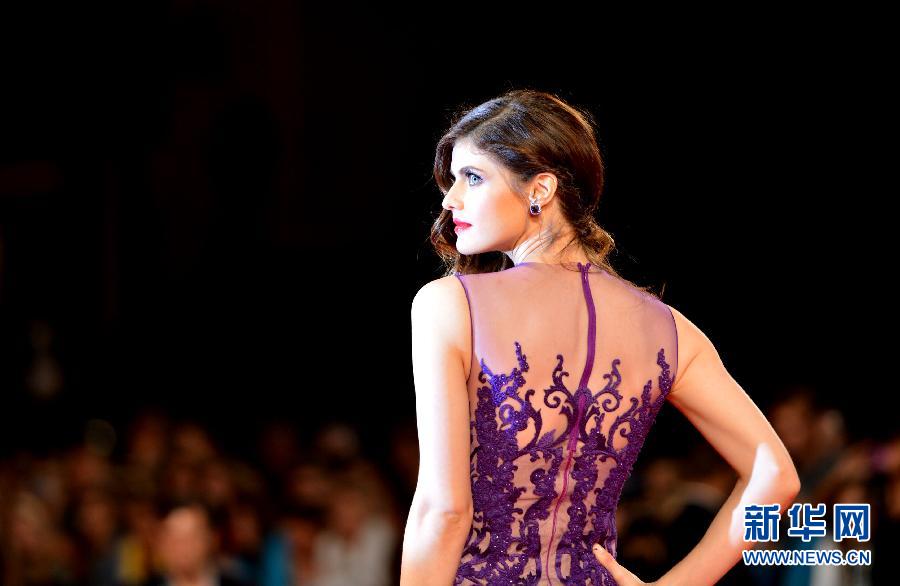 （国际）（3）威尼斯电影节：影片《埋葬前任》主创亮相首映式红毯