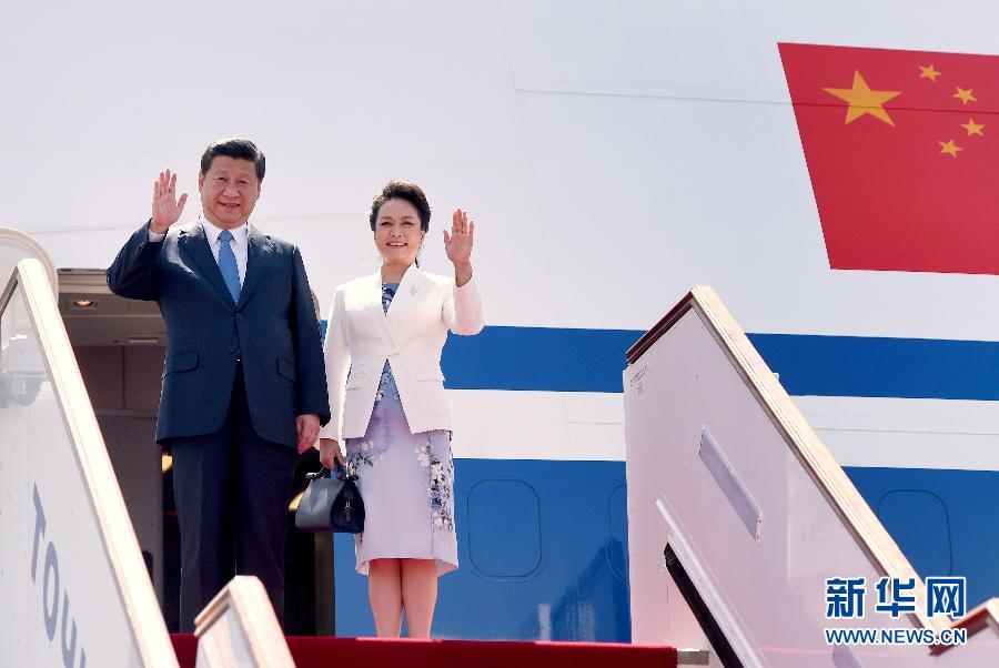 9月11日，中国国家主席习近平抵达杜尚别，应塔吉克斯坦总统拉赫蒙邀请，出席上海合作组织成员国元首理事会第十四次会议并对塔吉克斯坦进行国事访问。这是习近平和夫人彭丽媛走出机舱。新华社记者 马占成 摄 