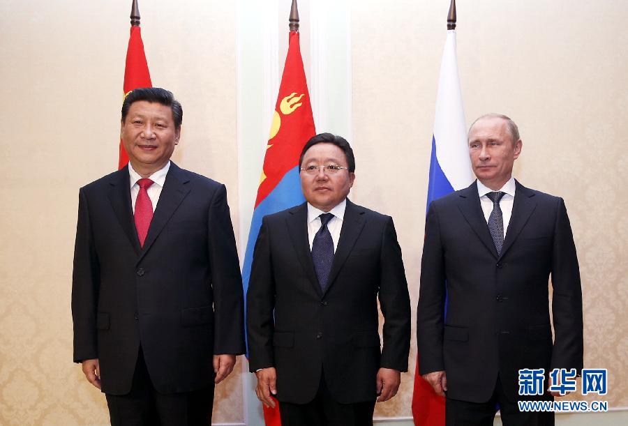 9月11日，中国国家主席习近平在塔吉克斯坦首都杜尚别同俄罗斯总统普京、蒙古国总统额勒贝格道尔吉举行中俄蒙元首会晤。 新华社记者 鞠鹏摄 