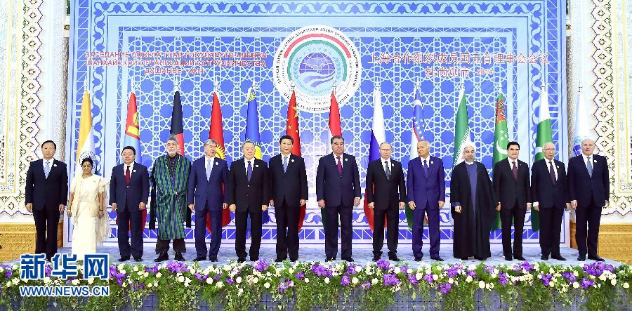 9月12日，上海合作组织成员国元首理事会第十四次会议在塔吉克斯坦首都杜尚别举行。国家主席习近平出席会议并发表重要讲话。这是与会成员国元首、观察员国领导人或代表、主席国客人以及有关国际和地区组织代表集体合影。新华社记者李涛摄 