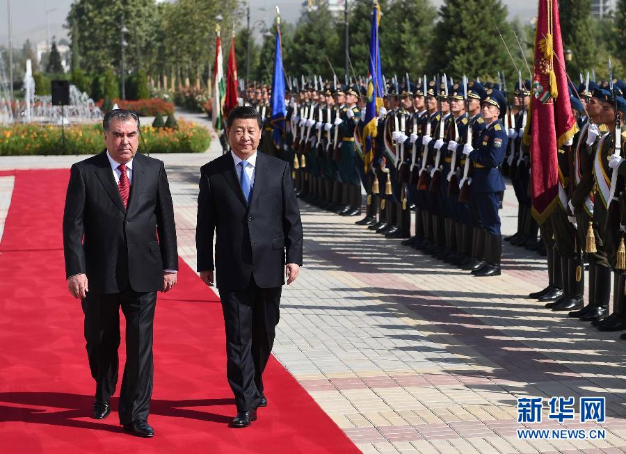 9月13日，国家主席习近平在杜尚别同塔吉克斯坦总统拉赫蒙举行会谈。会谈前，拉赫蒙在民族宫前广场为习近平举行隆重的欢迎仪式。新华社记者马占成摄 