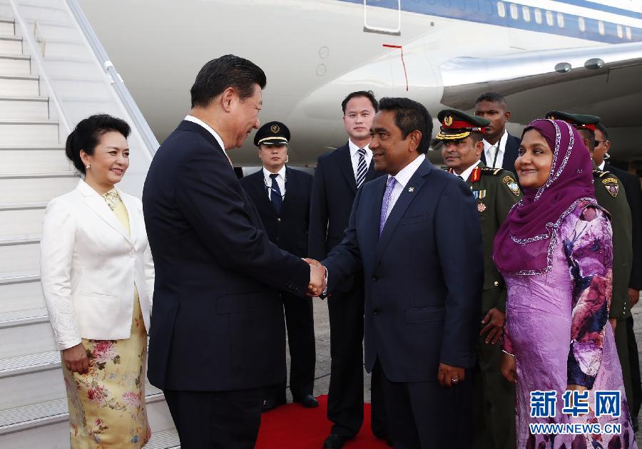 9月14日，國家主席習近平抵達馬累，開始對馬爾地夫進行國事訪問。習近平和夫人彭麗媛在機場受到馬爾地夫總統亞明夫婦的熱情迎接。 新華社記者 鞠鵬 攝