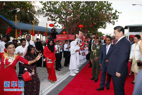 9月14日,国家主席习近平抵达马累,开始对马尔代夫进行国事访问。习近平和夫人彭丽媛在机场受到马尔代夫总统亚明夫妇的热情迎接。 新华社记者 鞠鹏 摄 9月14日,国家主席习近平抵达马累,开始对马尔代夫进行国事访问。习近平和夫人彭丽媛在机场受到马尔代夫总统亚明夫妇的热情迎接。 新华社记者 鞠鹏 摄