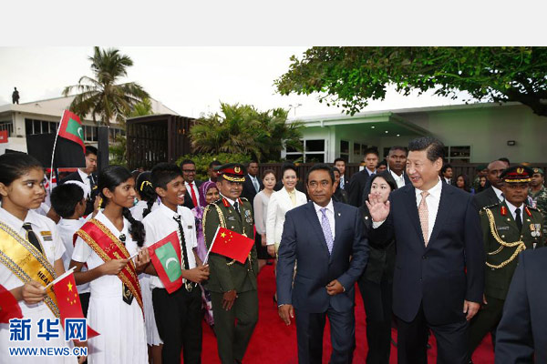 9月14日，國家主席習近平抵達馬累，開始對馬爾地夫進行國事訪問。習近平和夫人彭麗媛在機場受到馬爾地夫總統亞明夫婦的熱情迎接。 新華社記者 鞠鵬 攝