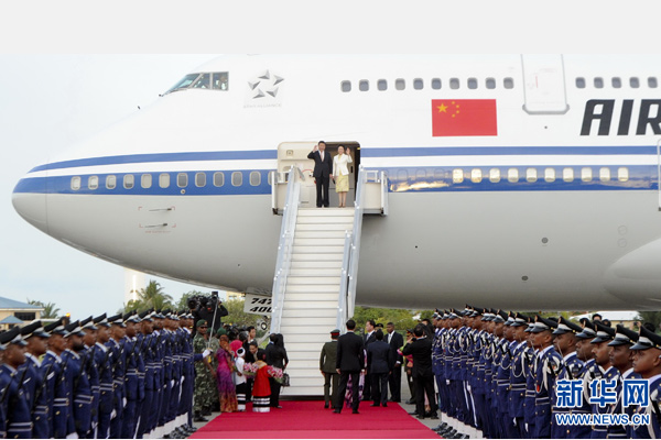 9月14日，國家主席習近平抵達馬累，開始對馬爾地夫進行國事訪問。習近平和夫人彭麗媛在機場受到馬爾地夫總統亞明夫婦的熱情迎接。 新華社記者 張鐸 攝