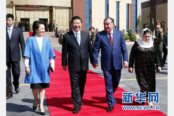 9月14日，国家主席习近平结束对塔吉克斯坦的国事访问，乘坐专机离开杜尚别。拉赫蒙总统夫妇专程到机场为习近平和夫人彭丽媛送行。新华社记者 鞠鹏 摄 